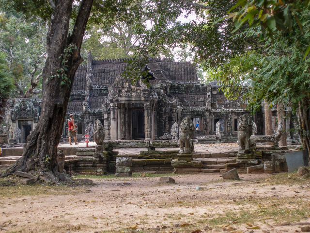 Approaching Banteay Kdei< 