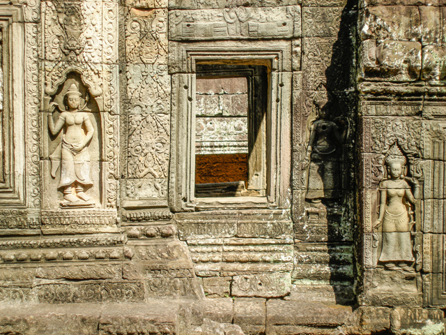 Embedded statues at Banteay Kdei 