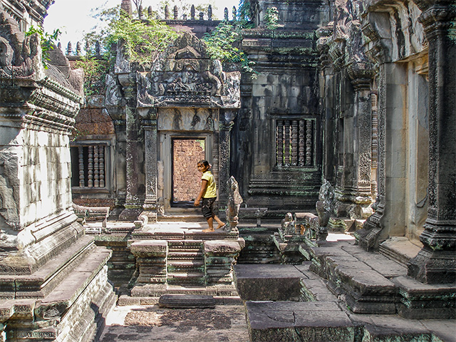 Inside the second enclosure, at Banteya Samre.
