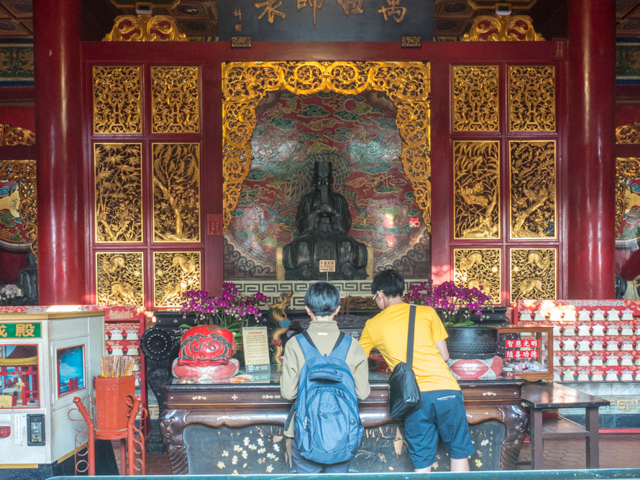 Seated Confucius< 
